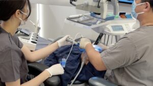 マイクロアシスタント精密根管治療中